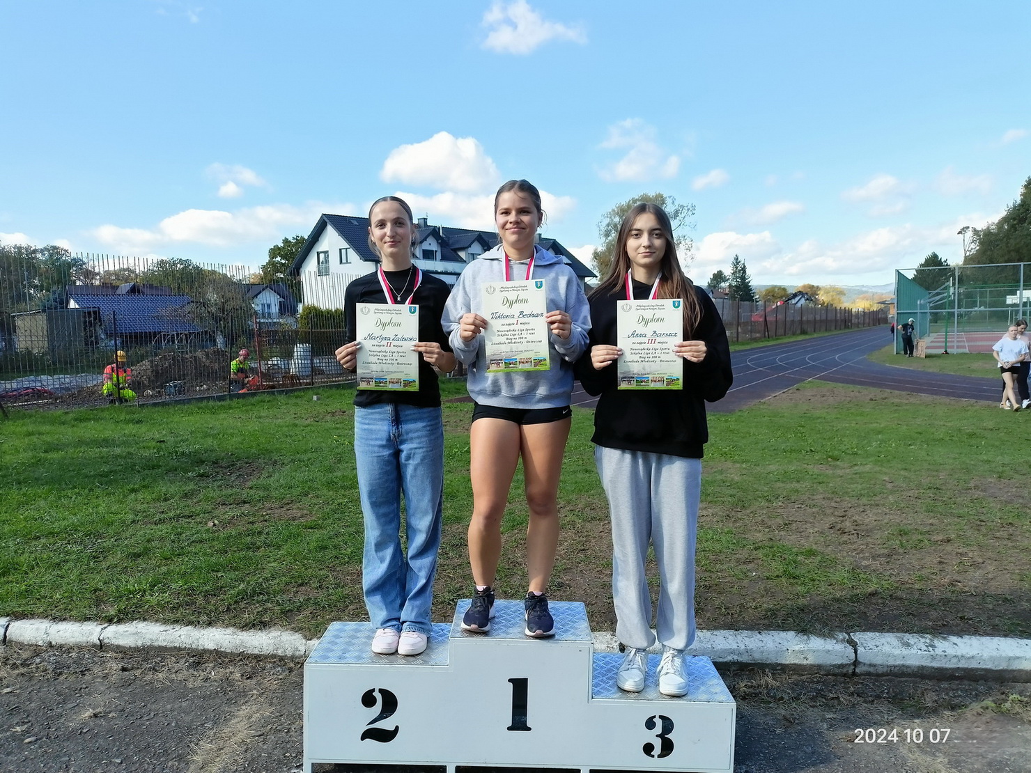 Zdjęcie LA dziewcząt 10 (2)6074d9a9-07a9-4050-bab4-da0fcffe8fbc.jpg w galerii Szkolna Drużynowa Liga Lekkoatletyczna dziewcząt – I rzut